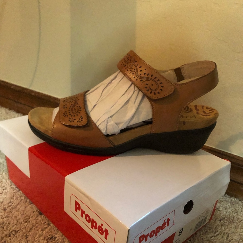 WIDE - Women’s 9W Propet Wanda Sandal in TAN. New in Box, never worn.